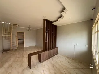 Ambiente interno de uma sala com piso de cerâmica e estrutura de madeira.