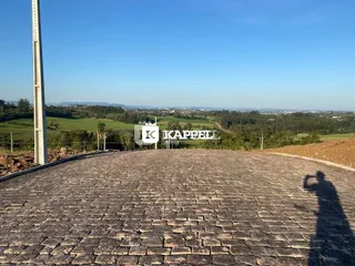 Vista de um pavimento de paralelepípedos em uma área externa.