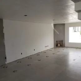 Foto de um ambiente interno amplo com paredes brancas e teto liso.