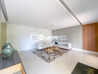Sala de estar moderna com sofá e tapete em um imóvel em Lajeado.
