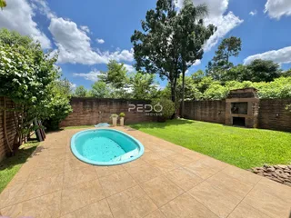 Área externa com piscina e gramado em Lajeado.