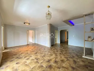 Sala de estar ampla com piso de cerâmica marrom.