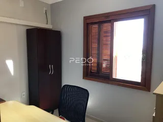 Foto de um cômodo interno com armário e janela de madeira.