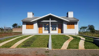 Fachada frontal de uma casa branca em Lajeado, Brasil.