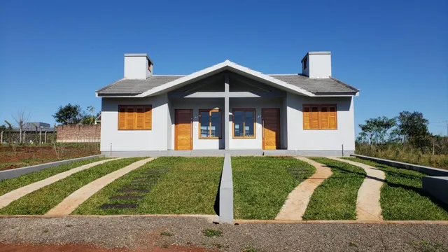 Fachada frontal de uma casa branca em Lajeado, Brasil.
