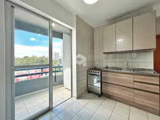 Cozinha com armários e portas de vidro que dão para o exterior.