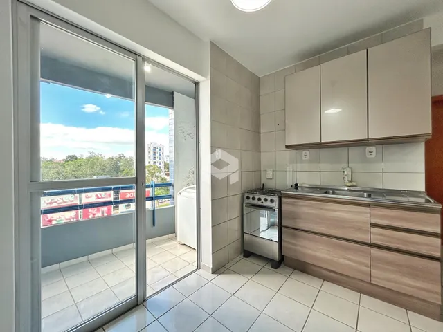 Cozinha com armários e portas de vidro que dão para o exterior.