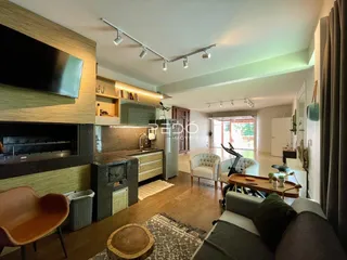 Sala de estar e cozinha de um imóvel em Lajeado, Brasil.