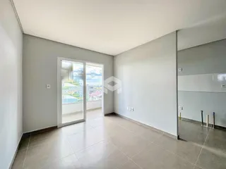 Interior de uma sala com piso de cerâmica e porta de vidro.