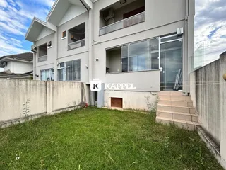 Foto da fachada de um prédio residencial em Lajeado, Brasil, mostrando o jardim frontal.