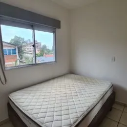 Quarto com cama de dossel e janela.
