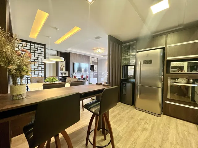 Ambiente de sala de jantar e cozinha moderna em um imóvel no Brasil.