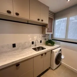 Foto de uma bancada de cozinha com armários e pia.