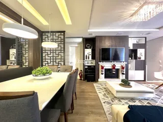 Sala de estar moderna com mesa de jantar e sofá.