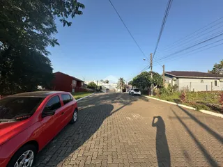Vista da rua com casas e uma estrada pavimentada em Lajeado.