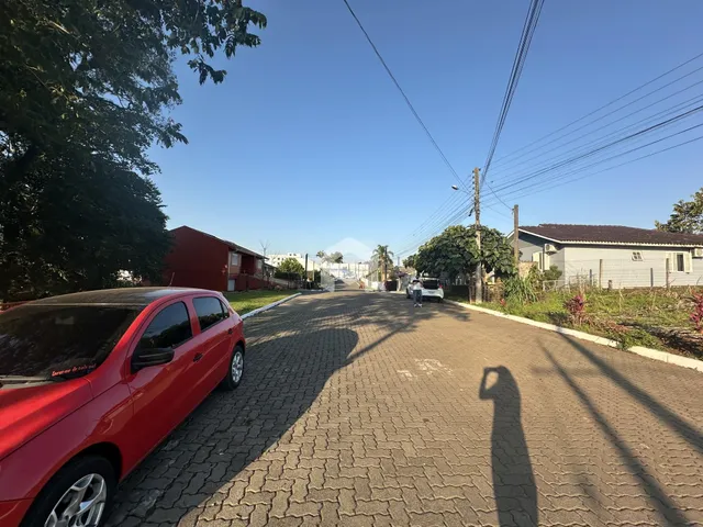 Vista da rua com casas e uma estrada pavimentada em Lajeado.