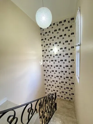 Hall de corredor com parede decorada em Lajeado.