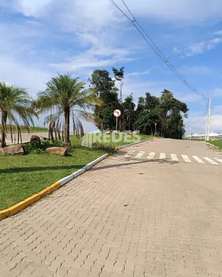 Vista da rua e jardim de uma propriedade em Lajeado.