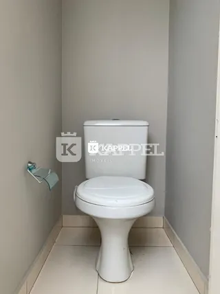 Foto de um vaso sanitário branco em um banheiro.