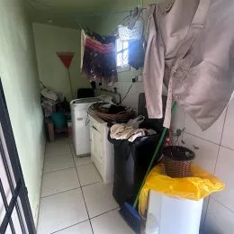 Foto de um interior de uma residência com piso de cerâmica.