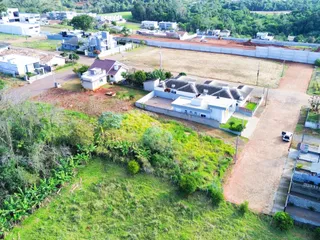 Vista aérea de uma propriedade em Lajeado, Brasil, mostrando estruturas residenciais e área de terreno.
