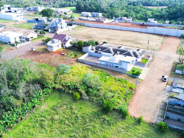 Vista aérea de uma propriedade em Lajeado, Brasil, mostrando estruturas residenciais e área de terreno.