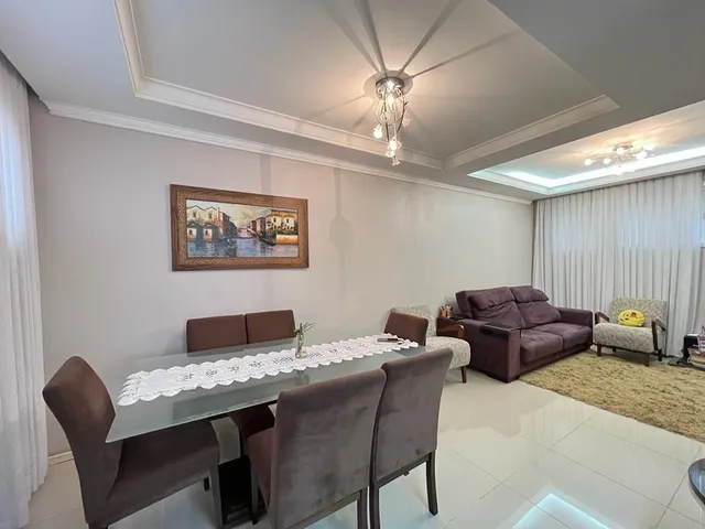 Foto de um ambiente de jantar com mesa e cadeiras em um imóvel.