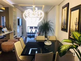 Sala de estar com decoração moderna e móveis de destaque.