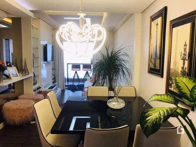 Sala de estar com decoração moderna e móveis de destaque.
