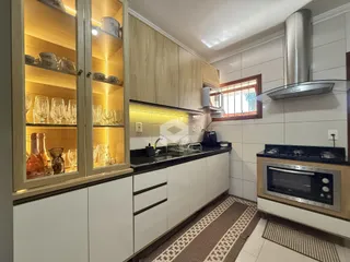 Cozinha com armários e eletrodomésticos modernos.