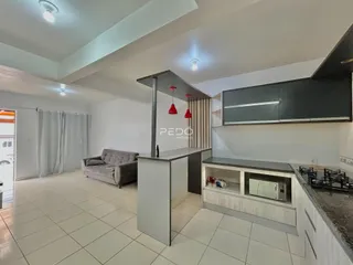 Sala de estar e cozinha moderna em um imóvel.