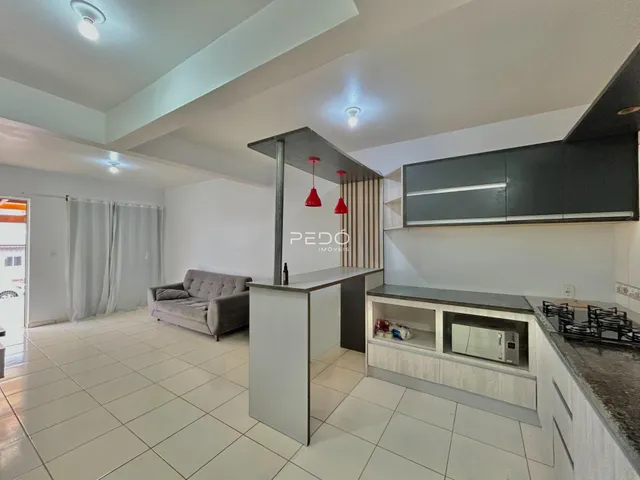 Sala de estar e cozinha moderna em um imóvel.
