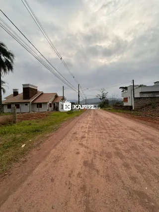Vista da estrada de terra que leva a uma residência em Lajeado, Brasil.