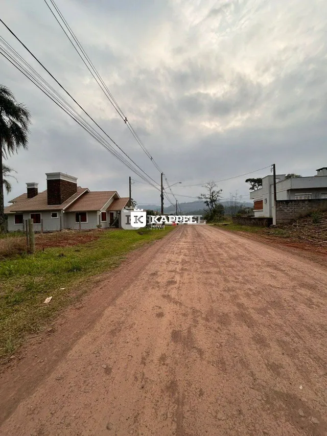 Vista da estrada de terra que leva a uma residência em Lajeado, Brasil.