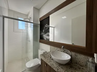 Foto de um banheiro moderno com box de vidro e revestimento cerâmico.