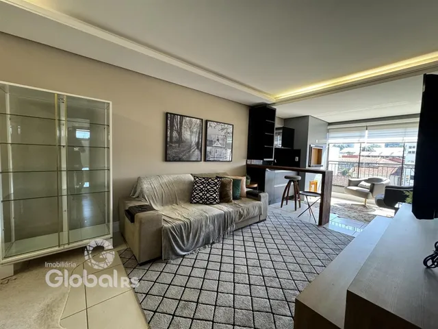 Sala de estar com sofá e painel de vidro na residência.