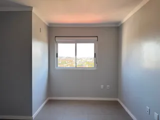 Uma sala interna com vista para a paisagem urbana de Lajeado.
