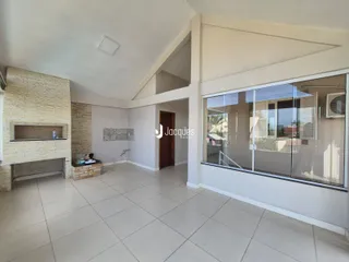 Sala de estar com piso de cerâmica e porta de vidro.