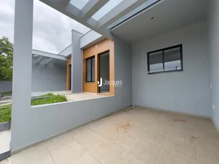 Vista interna de uma área com piso de cerâmica e paredes cinzas.