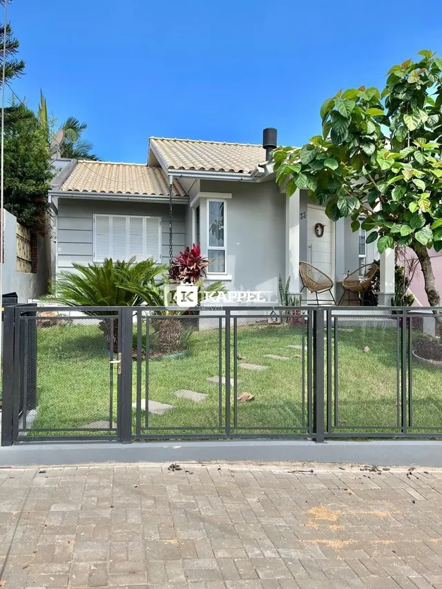 Fachada de uma residência em Lajeado, Brasil, com cerca frontal.