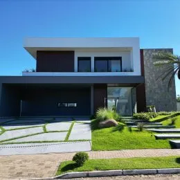 Fachada moderna de uma casa com garagem e jardim em Lajeado, Brasil.