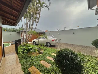 Vista da fachada de uma residência em Lajeado, Brasil, com jardim e estacionamento.