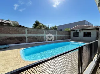Vista da piscina e do muro de tijolos de uma propriedade em Lajeado.