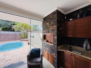 Vista de uma sala de estar com acesso a uma área externa com piscina.
