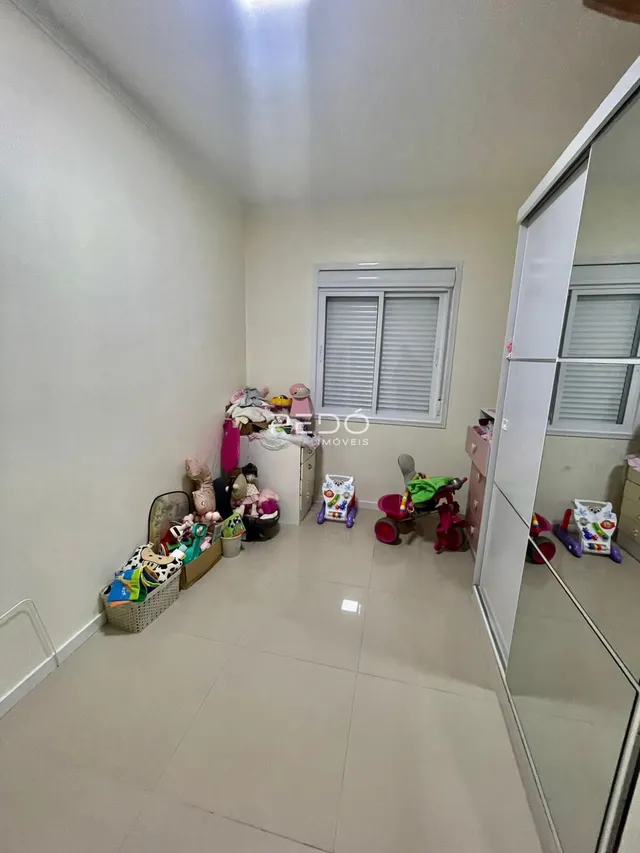 Interior de um cômodo com paredes brancas e piso claro.