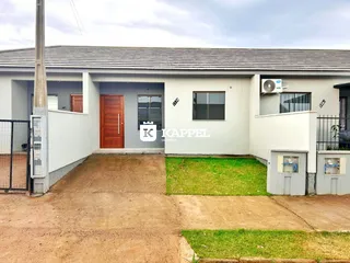 Fachada externa de uma casa em Lajeado, Brasil, com jardim frontal.