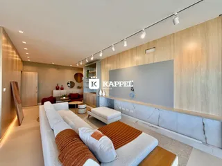 Sala de estar moderna com sofá branco e painéis de madeira clara.