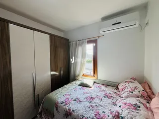 Quarto com cama e armários em um apartamento.