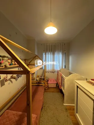 Um quarto com estrutura de escada de madeira e cama visível.