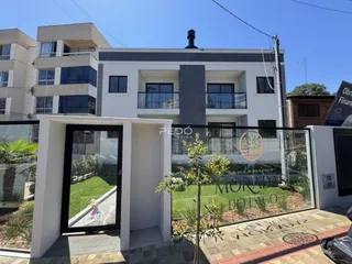 Fachada de um imóvel residencial em Lajeado, Brasil, com área externa e jardim.